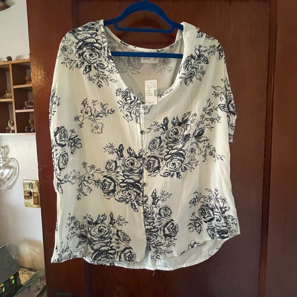 NEW Floral button up tee from Maurices